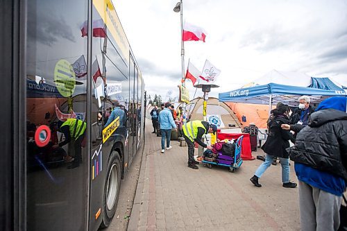 MIKAELA MACKENZIE / WINNIPEG FREE PRESS

Aid volunteers help Ukrainians on the walkway to the border crossing at Medyka on Wednesday, April 6, 2022. For Melissa story.
Winnipeg Free Press 2022.