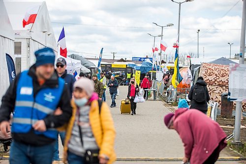 MIKAELA MACKENZIE / WINNIPEG FREE PRESS

Folks with suitcases and bags walk (likely gong back to the Ukraine) on the walkway to the border crossing at Medyka on Wednesday, April 6, 2022. For Melissa story.
Winnipeg Free Press 2022.