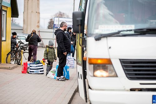 MIKAELA MACKENZIE / WINNIPEG FREE PRESS

Folks with suitcases and bags (who are likely gong back to the Ukraine) get off a bus at the border crossing after getting off of buses at Medyka on Wednesday, April 6, 2022. For Melissa story.
Winnipeg Free Press 2022.