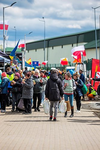 MIKAELA MACKENZIE / WINNIPEG FREE PRESS

Folks with suitcases and bags walk (likely gong back to the Ukraine) on the walkway to the border crossing at Medyka on Wednesday, April 6, 2022. For Melissa story.
Winnipeg Free Press 2022.