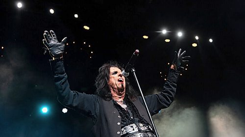 Mike Sudoma / Winnipeg Free Press
Rock icon, Alice Cooper, and his band play a packed Canada Life Centre Saturday evening
April 9, 2022