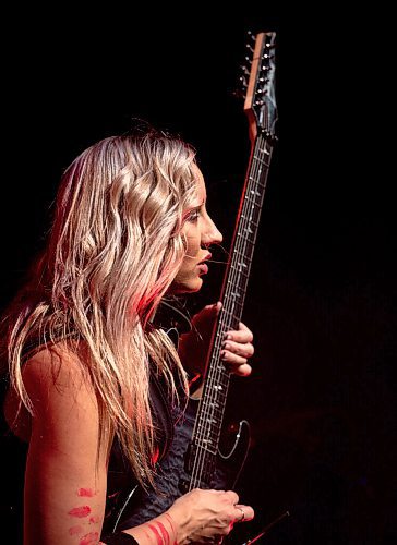 Mike Sudoma / Winnipeg Free Press
Guitarist Nita Strauss performs with Alice Cooper during their show at Canada Life Centre Saturday night
April 9, 2022