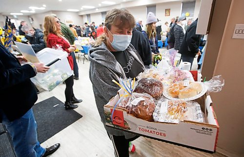 JOHN WOODS / WINNIPEG FREE PRESS
Val Peters heads home after purchasing her Ukrainian items for her Easter dinner at the Easter Ukrainian Market at the Sts. Vladimir & Olga Cathedral Sunday, April 10, 2022. Proceeds will be donated to Help Ukraine