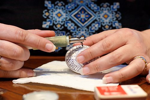 MIKE DEAL / WINNIPEG FREE PRESS
Tracy Rossier has been making and selling Ukrainian pysanky eggs for years; her Instagram bio puts it succinctly, "Manitoba Ukrainian egg artist. Saving the world one pysanka at a time."
See Dave Sanderson story
220408 - Friday, April 08, 2022.