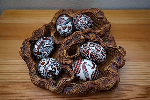 MIKE DEAL / WINNIPEG FREE PRESS
A tray of Trypillian style pysanky eggs. The Trypillian culture dates back to 3500BC and the distinctive symbols from their culture have been carried through Ukrainian pysanky eggs.
Tracy Rossier has been making and selling Ukrainian pysanky eggs for years; her Instagram bio puts it succinctly, "Manitoba Ukrainian egg artist. Saving the world one pysanka at a time."
See Dave Sanderson story
220408 - Friday, April 08, 2022.