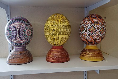 MIKE DEAL / WINNIPEG FREE PRESS
Ostrich eggs, middle one unfinished, can take around 100 hours to make.
Tracy Rossier has been making and selling Ukrainian pysanky eggs for years; her Instagram bio puts it succinctly, "Manitoba Ukrainian egg artist. Saving the world one pysanka at a time."
See Dave Sanderson story
220408 - Friday, April 08, 2022.