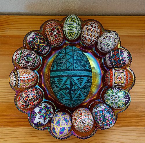 MIKE DEAL / WINNIPEG FREE PRESS
A tray of pysanky surround a Emu Travlenka (Etched egg).
Tracy Rossier has been making and selling Ukrainian pysanky eggs for years; her Instagram bio puts it succinctly, "Manitoba Ukrainian egg artist. Saving the world one pysanka at a time."
See Dave Sanderson story
220408 - Friday, April 08, 2022.