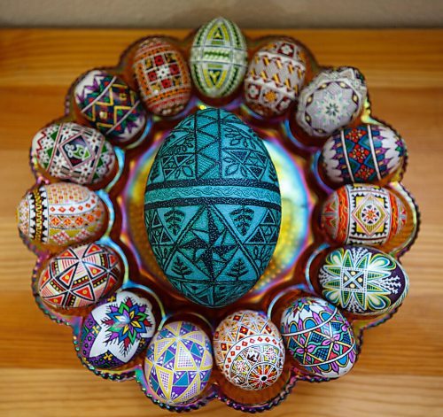 MIKE DEAL / WINNIPEG FREE PRESS
A tray of pysanky surround a Emu Travlenka (Etched egg).
Tracy Rossier has been making and selling Ukrainian pysanky eggs for years; her Instagram bio puts it succinctly, "Manitoba Ukrainian egg artist. Saving the world one pysanka at a time."
See Dave Sanderson story
220408 - Friday, April 08, 2022.