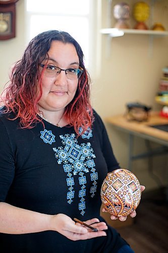 MIKE DEAL / WINNIPEG FREE PRESS
Tracy Rossier has been making and selling Ukrainian pysanky eggs for years; her Instagram bio puts it succinctly, "Manitoba Ukrainian egg artist. Saving the world one pysanka at a time."
See Dave Sanderson story
220408 - Friday, April 08, 2022.