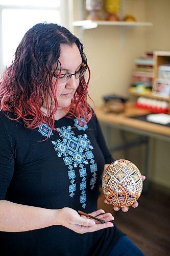 MIKE DEAL / WINNIPEG FREE PRESS
Tracy Rossier has been making and selling Ukrainian pysanky eggs for years; her Instagram bio puts it succinctly, "Manitoba Ukrainian egg artist. Saving the world one pysanka at a time."
See Dave Sanderson story
220408 - Friday, April 08, 2022.
