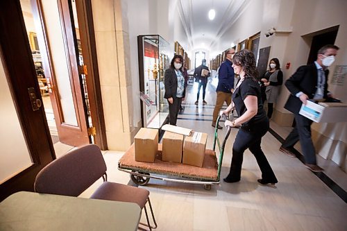 MIKE DEAL / WINNIPEG FREE PRESS
Chantel Pizzi a civil servant in the finance ministers office arrives at the media lockup with sealed boxes of the 2022 Budget.
220412 - Tuesday, April 12, 2022.
