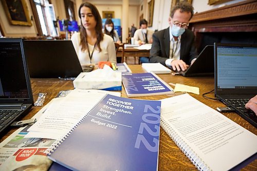 MIKE DEAL / WINNIPEG FREE PRESS
Reporters read digital versions of the 2022 Manitoba Budget on their laptops while in media lockup Tuesday morning.
220412 - Tuesday, April 12, 2022.