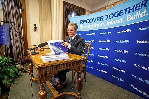 MIKE DEAL / WINNIPEG FREE PRESS
Finance Minister Cameron Friesen announces the contents of the governments 2022 budget during a media lockup at the Manitoba Legislative building Tuesday afternoon.
220412 - Tuesday, April 12, 2022.