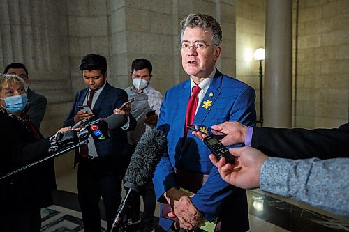 MIKE DEAL / WINNIPEG FREE PRESS
Manitoba Liberal Leader, Dugald Lamont, discusses his views regarding the provincial governments 2022 budget with the media at the Manitoba Legislative building Tuesday afternoon.
220412 - Tuesday, April 12, 2022.