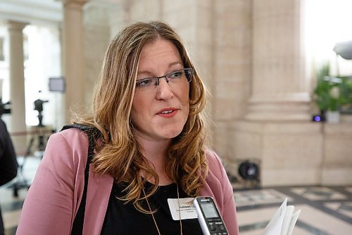 MIKE DEAL / WINNIPEG FREE PRESS
Kathleen Cook from the Canadian Federation of Independent Business provides her views regarding the provincial governments 2022 budget with the media at the Manitoba Legislative building Tuesday afternoon.
220412 - Tuesday, April 12, 2022.