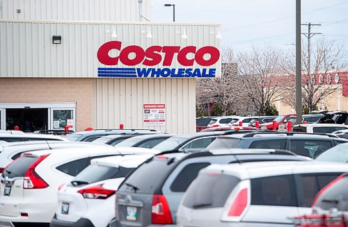 Mike Sudoma / Winnipeg Free Press
Cars fill the parking lot of the Costco on St James St Tuesday afternoon as Winnippegers prepare for Wednesdays reported snowstorm.
April 12, 2022