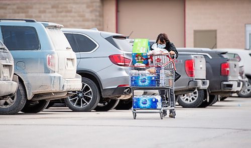 Mike Sudoma / Winnipeg Free Press
A shoppers pushes her cart loaded up with groceries through the parking lot at Costco on St James St Tuesday afternoon in preparation for Wednesday nights reported snowstorm
April 12, 2022