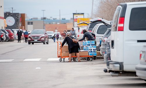 Mike Sudoma / Winnipeg Free Press
Shoppers load up their vehicle in the parking lot of Costco on St James St Tuesday in preparation for Wednesdays reported winter storm
April 12, 2022