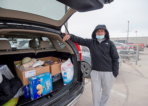 Mike Sudoma / Winnipeg Free Press
Shopper Jay Lacap with a trunk full of groceries and supplies in the parking of Costco on St James St Tuesday
April 12, 2022