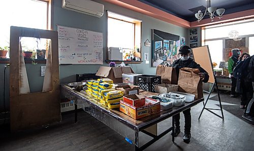 Mike Sudoma / Winnipeg Free Press
A visitor (name withheld) at Sunshine packs a paper bag with items including groceries, toiletries, and hand warmers
April 12, 2022