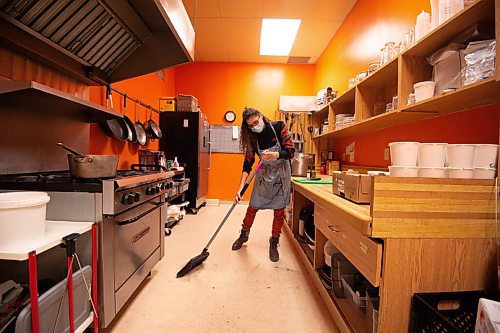 Mike Sudoma / Winnipeg Free Press
Sunshine House staff member, Kianna McCormack, sweeps the floor of the kitchen inside Sunshine House Tuesday after cooking up close to 150 hot meals for people in need in the area.
April 12, 2022