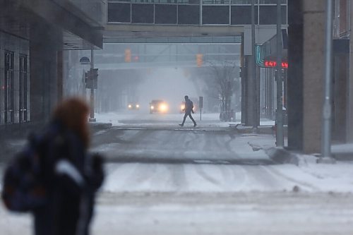 MIKE DEAL / WINNIPEG FREE PRESS
Pedestrians take on a blustery snowfall as they cross Hargrave Street early Wednesday morning. 
220413 - Wednesday, April 13, 2022.