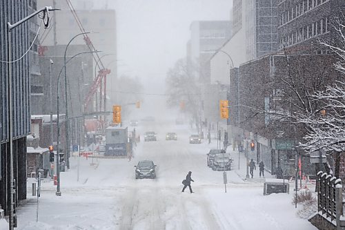 MIKE DEAL / WINNIPEG FREE PRESS
A pedestrian crosses Smith Street during a blustery snowfall Wednesday afternoon. 
220413 - Wednesday, April 13, 2022.