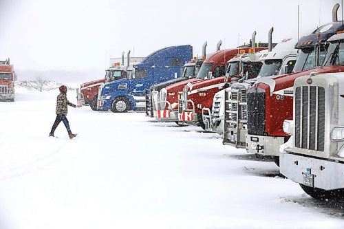 RUTH BONNEVILLE / WINNIPEG FREE PRESS

Weather Standup 


The Flying J Truck Stop in Headingley is filled with lines upon lines of trucks due to blizzard conditions that caused the closure of Hwy 1 westbound early Thursday morning. 
 
April 13h,  2022
