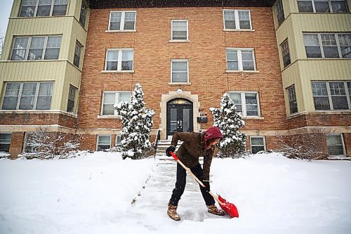 MIKE DEAL / WINNIPEG FREE PRESS
Florance Smith shovels the front steps of the apartment building she manages on McMillan Avenue, Thursday morning. 
220414 - Thursday, April 14, 2022