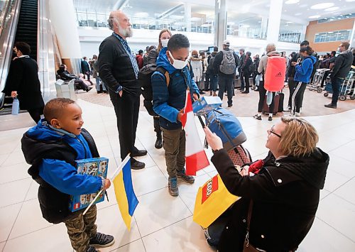 JOHN WOODS / WINNIPEG FREE PRESS
Viktoriia Katsol and Christian Anayo Egwuom with their children Davyd, 9, and Filip, 4, from Ukraine are welcomed to Winnipeg by Taras Maluzynsky, left background, of the Ukrainian Canadian Congress - Manitoba Welcome Desk and Aniela Hannaford, right, owner of Brown's Clearwater West Lodge in Atikokan, Ontario at the Winnipeg airport Friday, April 15, 2022. Hannaford has opened up her lodge to people escaping the Russian invasion of Ukraine.

Re: streilein