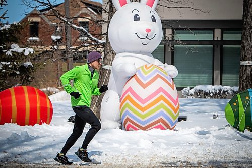 Daniel Crump / Winnipeg Free Press. Sunshine and a large inflatable eater bunny greet joggers on Wellington Crescent Saturday afternoon. April 16, 2022.