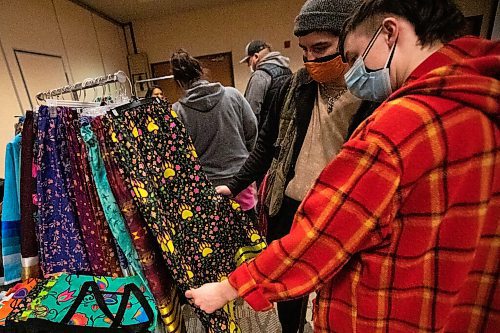 Daniel Crump / Winnipeg Free Press. Sav Jonsa and Pheonix Hourie browse at the ZIIGWAN (Spring) Indigenous Arts Market & Tradeshow at Canad Inns Polo Park in Winnipeg. April 16, 2022.