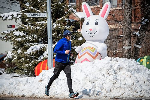 Daniel Crump / Winnipeg Free Press. Sunshine and a large inflatable eater bunny greet joggers on Wellington Crescent Saturday afternoon. April 16, 2022.