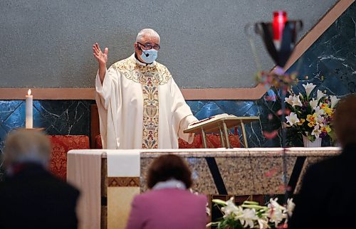 JOHN WOODS / WINNIPEG FREE PRESS
Father Sam Argenziano greets his parishioners as they participate in Easter mass at Holy Rosary Church on River Avenue Winnipeg Sunday, April 17, 2022. 

Re: thorpe