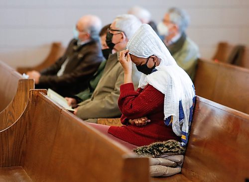JOHN WOODS / WINNIPEG FREE PRESS
People participate in Easter mass at Holy Rosary Church on River Avenue in Winnipeg Sunday, April 17, 2022. 

Re: thorpe