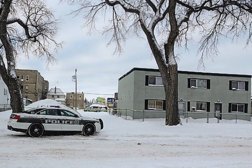 MIKE DEAL / WINNIPEG FREE PRESS
Winnipeg police at 480 Elgin Avenue investigating a suspicious death" Sunday night.
An adult male was found dead at an address in the building sometime Sunday night.
220418 - Monday, April 18, 2022