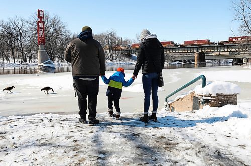 RUTH BONNEVILLE / WINNIPEG FREE PRESS

Weather Standup

The Madayag family, Chester (dad), son Yayce (31/2) and his partner Justine, check out the high water levels on the Assiniboine River at the Forks Monday. 


April 18h,  2022
