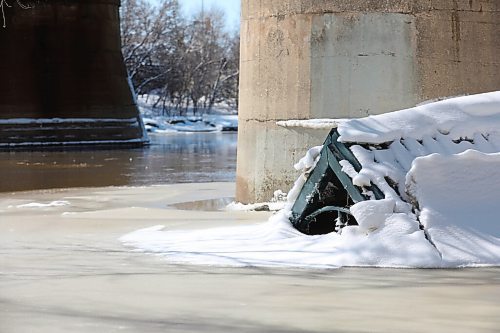 RUTH BONNEVILLE / WINNIPEG FREE PRESS

Weather Standup

Large chunks of ice and high water on the Assiniboine River  have immersed and shifted the green awning along the river trail walkway near the Forks Monday. 


April 18h,  2022
