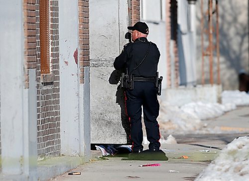 JOHN WOODS / WINNIPEG FREE PRESS
Police and the tactical unit attend a scene at 737 Sargent at Beverly in Winnipeg Monday, April 18, 2022. 

Re: ?