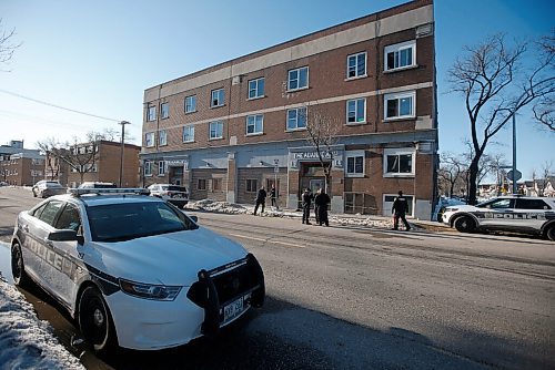 JOHN WOODS / WINNIPEG FREE PRESS
Police and the tactical unit attend a scene at 737 Sargent at Beverly in Winnipeg Monday, April 18, 2022. 

Re: ?