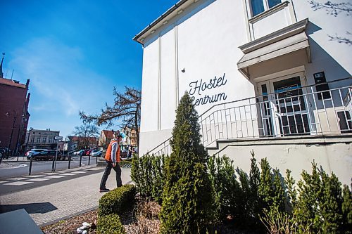 MIKAELA MACKENZIE / WINNIPEG FREE PRESS

Alexander Leontiev walks up to a hostel, which is providing a place to stay for Ukrainian refugees, in Wrzesnia on Tuesday, April 12, 2022. For Melissa story.
Winnipeg Free Press 2022.