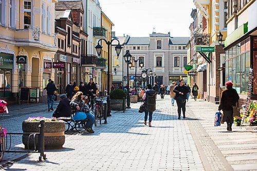 MIKAELA MACKENZIE / WINNIPEG FREE PRESS

The main pedestrian street in Wrzesnia on Tuesday, April 12, 2022. For Melissa story.
Winnipeg Free Press 2022.