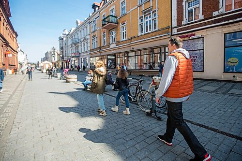 MIKAELA MACKENZIE / WINNIPEG FREE PRESS

Alexander Leontiev walks down the main pedestrian street in Wrzesnia on Tuesday, April 12, 2022. For Melissa story.
Winnipeg Free Press 2022.