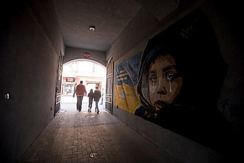 MIKAELA MACKENZIE / WINNIPEG FREE PRESS

Alexander Leontiev walks with Solomiya Chorna (10) and Yavoslava Chorna (13) in Wrzesnia on Tuesday, April 12, 2022. For Melissa story.
Winnipeg Free Press 2022.