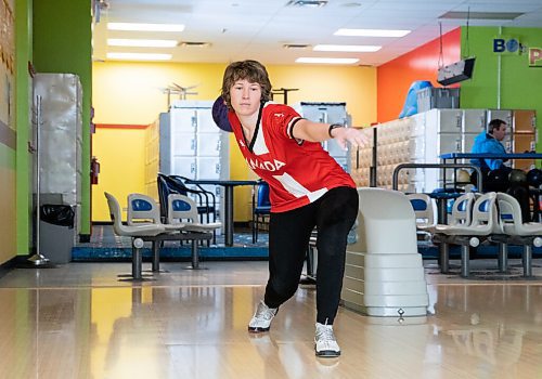 JESSICA LEE / WINNIPEG FREE PRESS

Marissa Naylor rolls a ball at Chateau Lanes on April 19, 2022. Naylor was just named to Team Canadas bowling team.

Reporter: Mike S.