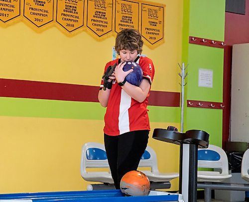 JESSICA LEE / WINNIPEG FREE PRESS

Marissa Naylor kisses a ball before rolling it at Chateau Lanes on April 19, 2022. Naylor was just named to Team Canadas bowling team.

Reporter: Mike S.