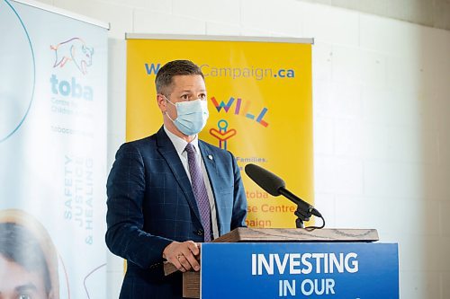Mike Sudoma/Winnipeg Free Press
Mayor Brian Bowman announces a donation of 100 hundred thousand dollars to the development of the Tobacco Centre for Children and Youth during press event Tuesday afternoon
April 19, 2022