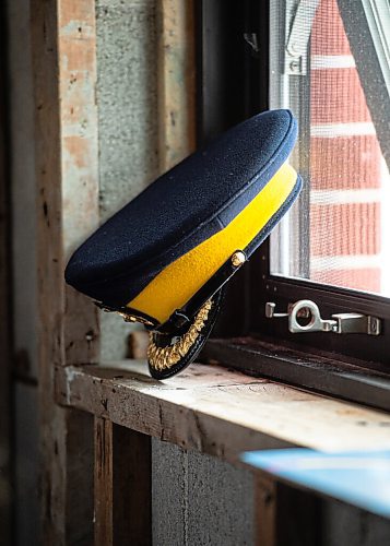 Mike Sudoma/Winnipeg Free Press
Winnipeg Police Chief Danny Smyths hat sits on a window sill as he speaks during a press event held at the future site of the Toba Centre for Children and Youth Tuesday
April 19, 2022