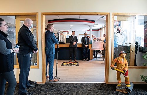 JESSICA LEE / WINNIPEG FREE PRESS

UFFW president Tom Bilous (fourth from left) is photographed at a media launch for the UFFW Paul Lafrance Mental Health Treatment Fund on April 19, 2022 at the UFFW office.


Reporter: Katlyn