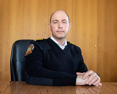 JESSICA LEE / WINNIPEG FREE PRESS

WFPS chief Christian Schmidt poses for a photo on April 19, 2022 at the UFFW office after a media event.


Reporter: Katlyn